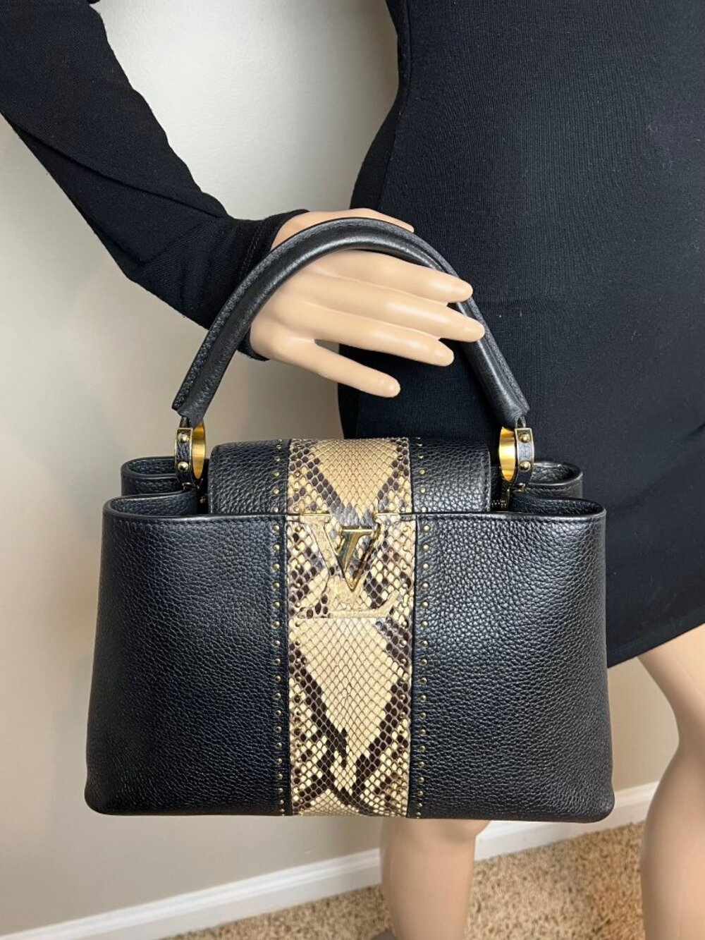 Louis Vuitton Taurillon Capucines MM Black Shoulder Bag - Picture 5 of 16